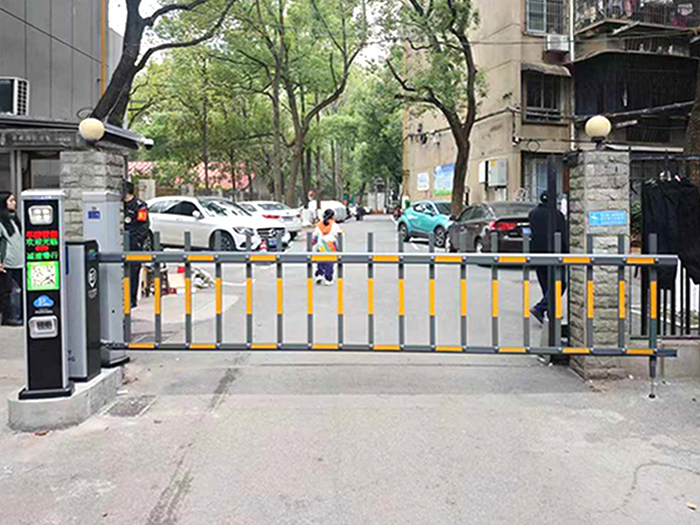 某小区采用 “安快” 同进同出车牌识别系统