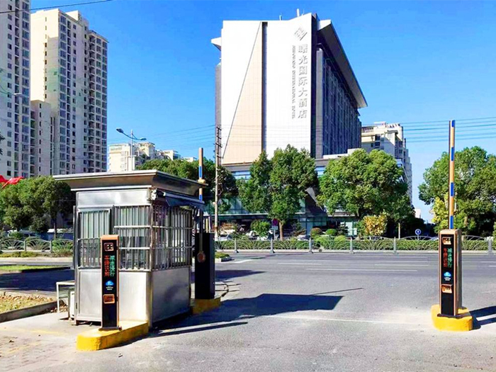 某小区采用 “安快” 一进一出对开直杆道闸停车管理